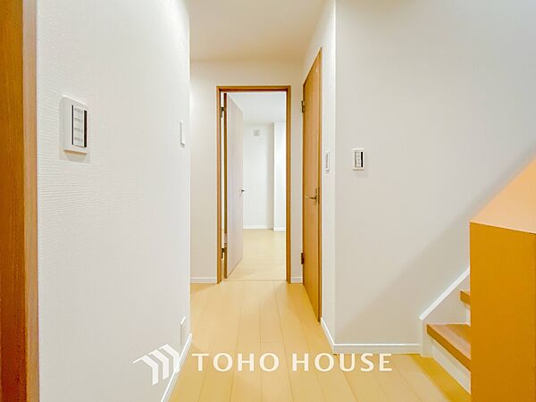 上質感漂う廊下。居住者の帰り、訪れる方を優しく迎え安らぎに満ちた生活空間を予感させます。