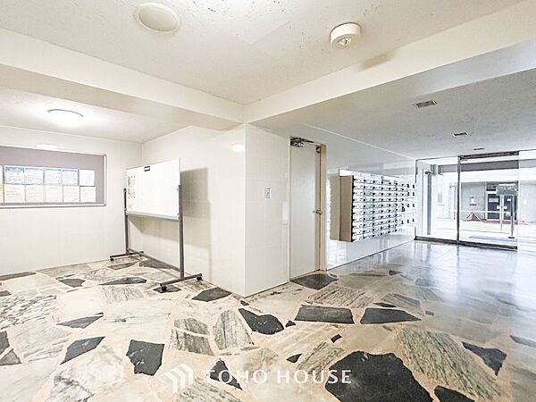 シャープでスタイリッシュなデザインが印象的な洗練の住まい。居住者を温かく迎えてくれる。