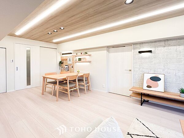 家族みんなが爽やかに健やかに過ごせるように、溢れる光をたっぷり取り込んだリビングダイニング。