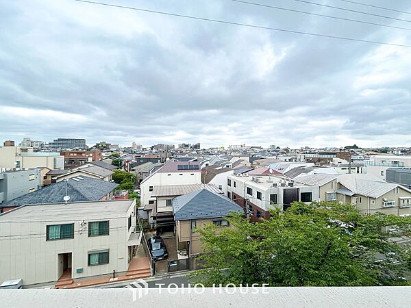 豊かな眺望にふさわしい空間には、通風・採光にも優れ、心地よい光と風があふれています。