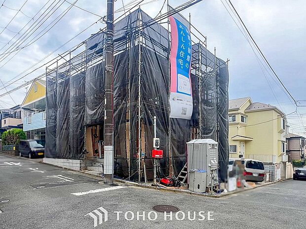 住む人を映し出す洗練された佇まいは、いつまでも輝き続けながらいつしか街の風景に溶け込んでいきます。