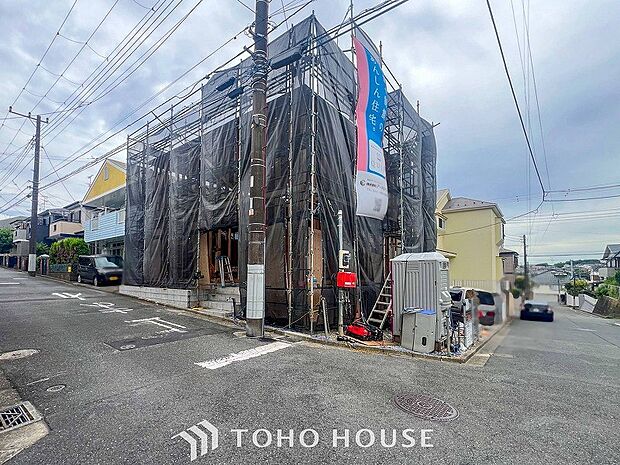 閑静な住宅街の陽当りに恵まれた土地。たくさんの想いが美しいカタチに彩られます。