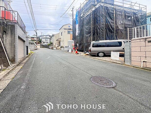 前面道路含む現地写真『快適』は「家」と「街」と「環境」が調和した時に訪れるだと改めて感じさせてくれます。