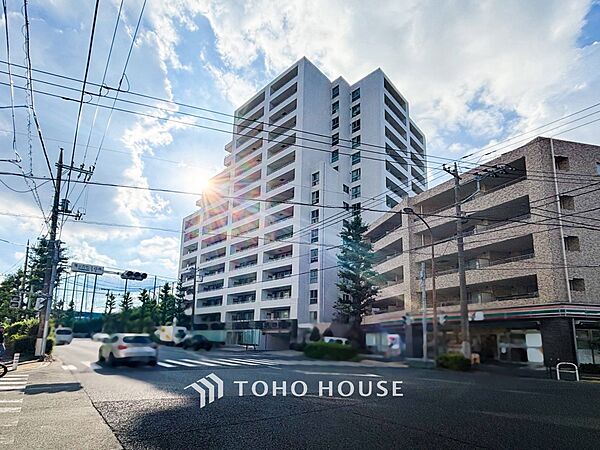 前面道路含む現地写真『快適』は「家」と「街」と「環境」が調和した時に訪れるだと改めて感じさせてくれます。