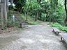 周辺：都会の喧騒を忘れさせてくれるような豊かな自然が楽しめます。川のせせらぎに沿って遊歩道を散策できます。