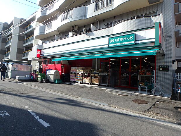 朝早くから夜遅くまで営業しているイオン系列の小型スーパー。