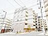 外観：前面道路含む現地写真『快適』は「家」と「街」と「環境」が調和した時に訪れるだと改めて感じさせてくれます。