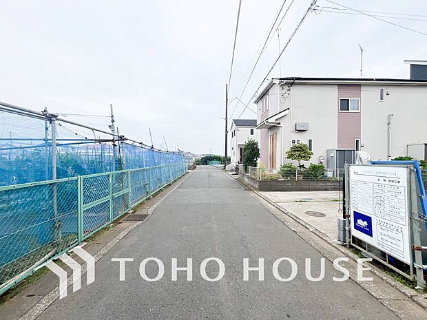 前面道路含む現地写真『快適』は「家」と「街」と「環境」が調和した時に訪れるだと改めて感じさせてくれます。