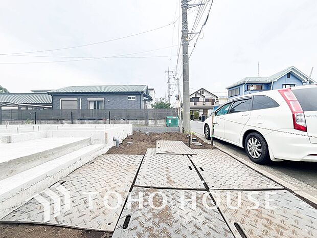 前面に車庫2台駐車できるスペースがある物件です。