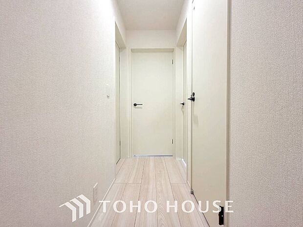 上質感漂う廊下。居住者の帰り、訪れる方を優しく迎え安らぎに満ちた生活空間を予感させます。
