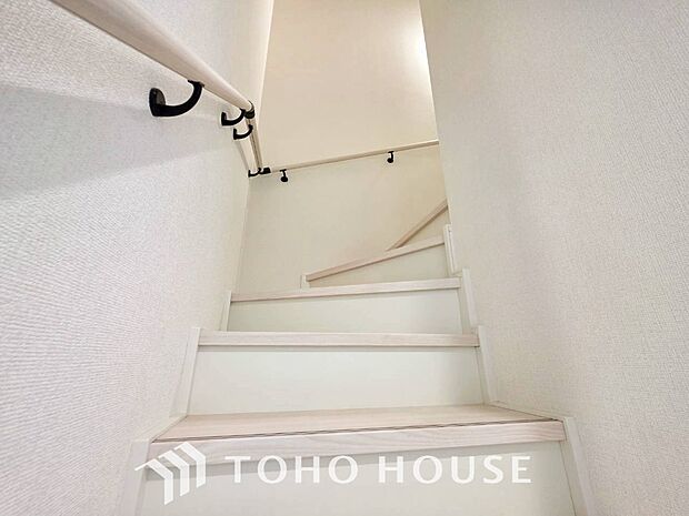 各フロアを結ぶ階段。集いの空間と一人の時間を楽しむプライベートルームをバランスよく繋いでいます。
