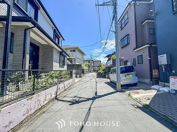 前面道路含む現地写真『快適』は「家」と「街」と「環境」が調和した時に訪れるだと改めて感じさせてくれます。