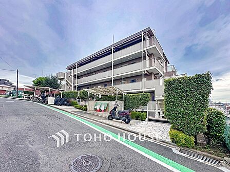 重厚感と統一感のある街並みを演出する外観デザイン。