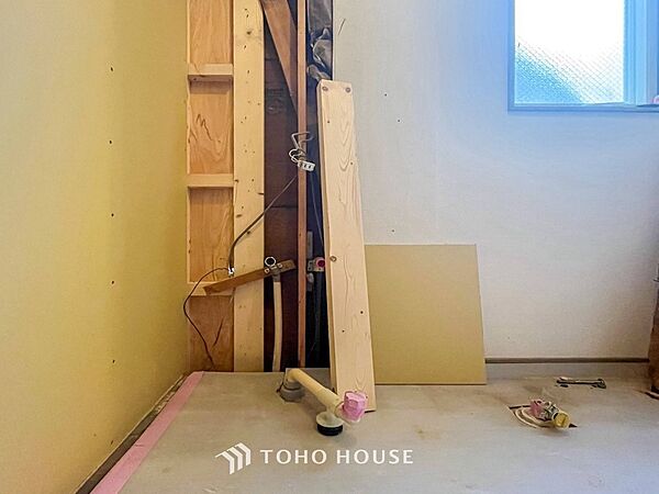 洗面台・洗面所小窓が設置され、湿気がこもりやすい室内の換気・採光に配慮されています。