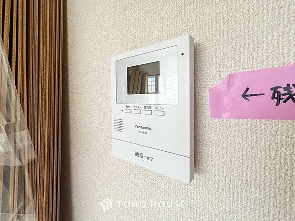 誰が来てもわかる様にモニター付きインターホンを設置。