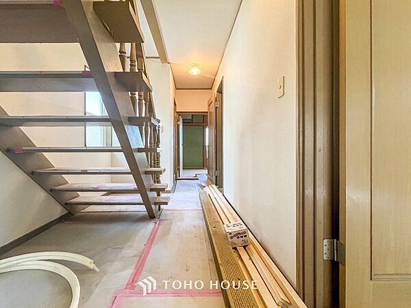 上質感漂う廊下。居住者の帰り、訪れる方を優しく迎え安らぎに満ちた生活空間を予感させます。
