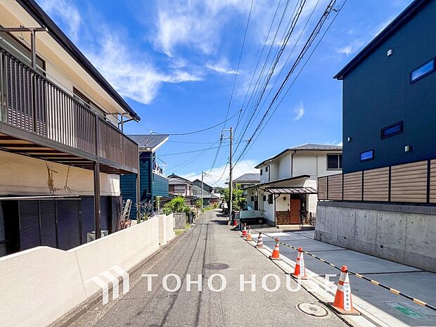 前面道路含む現地写真『快適』は「家」と「街」と「環境」が調和した時に訪れるだと改めて感じさせてくれます。