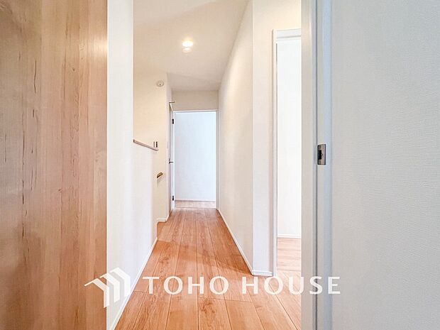 上質感漂う廊下。居住者の帰り、訪れる方を優しく迎え安らぎに満ちた生活空間を予感させます。
