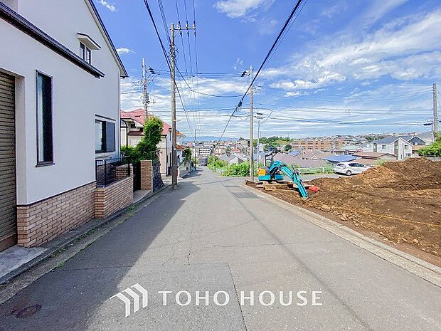 前面道路含む現地写真『快適』は「家」と「街」と「環境」が調和した時に訪れるだと改めて感じさせてくれます。