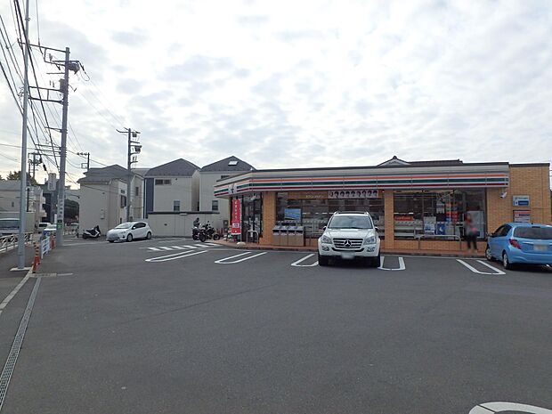 便利な24時間営業。駐車場もあります。