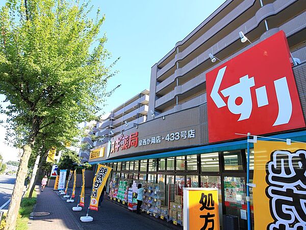 処方箋の取り扱いもある薬局です。薬の他、化粧品・お酒・食品・お米も品揃えがあります。