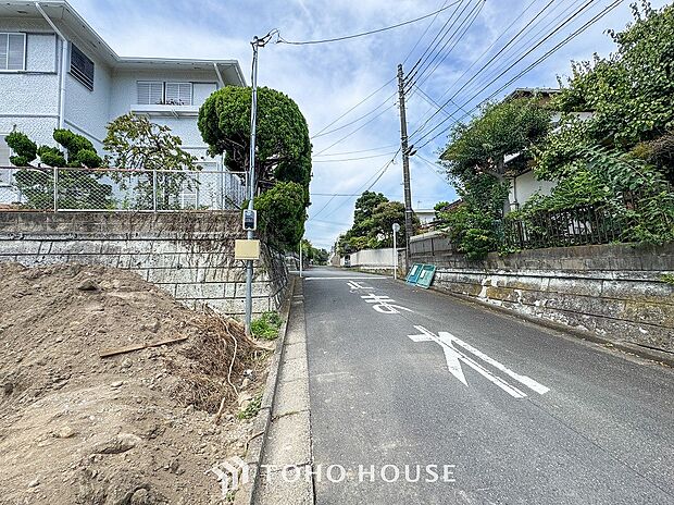 前面道路含む現地写真『快適』は「家」と「街」と「環境」が調和した時に訪れるだと改めて感じさせてくれます。