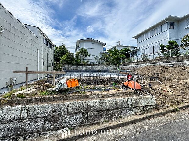 閑静な住宅街の陽当りに恵まれた土地。たくさんの想いが美しいカタチに彩られます。