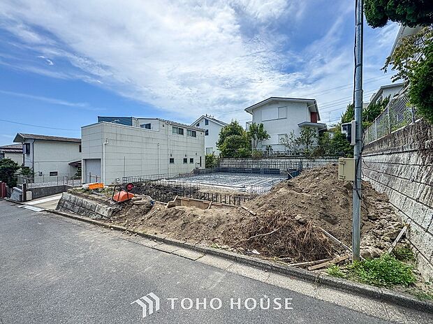 閑静な住宅街の一角、ひと時のくつろぎが生まれ、ゆっくりと愛着が育まれていきます。