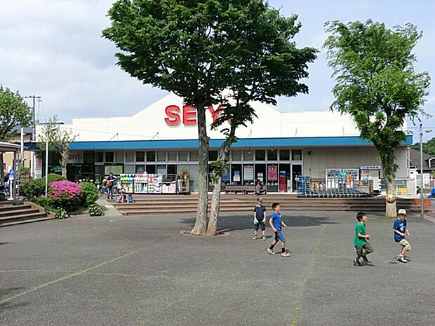 22時まで営業しており「明日のおかずがない!」など、急なお買い物にも対応できるのが嬉しいスーパー。