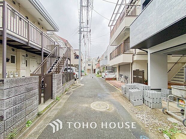 前面道路含む現地写真『快適』は「家」と「街」と「環境」が調和した時に訪れるだと改めて感じさせてくれます。