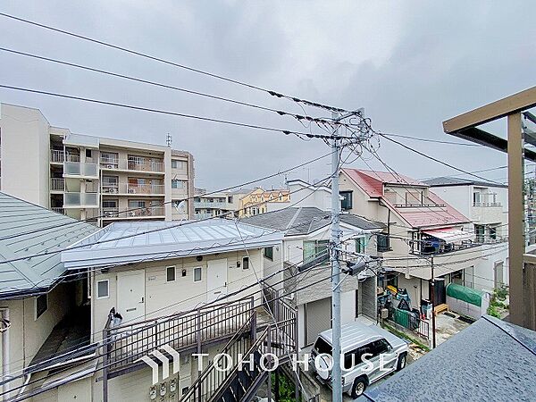 やわらかな陽射しがふりそそぎ、ゆったりした時間が流れる室内。