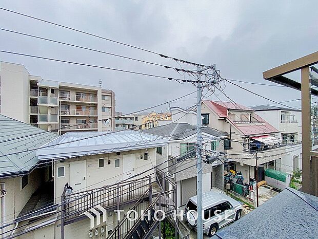 やわらかな陽射しがふりそそぎ、ゆったりした時間が流れる室内。
