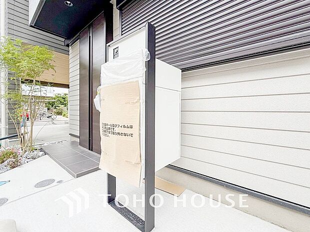 住む人や訪れる人やさしくエスコートする玄関アプローチ。