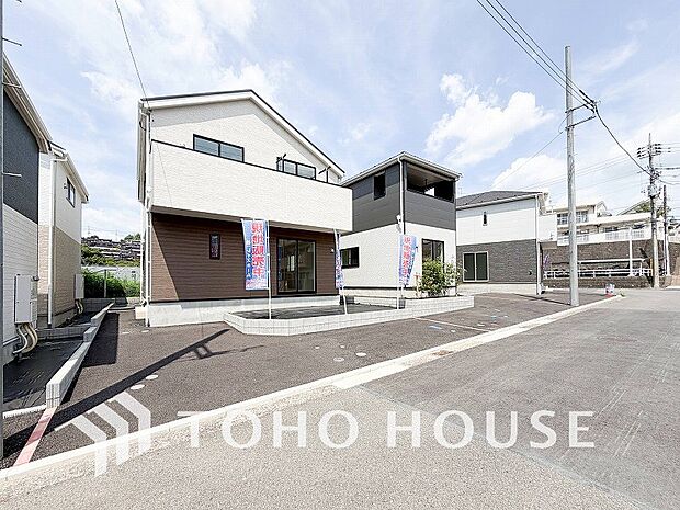 前面道路含む現地写真『快適』は「家」と「街」と「環境」が調和した時に訪れるだと改めて感じさせてくれます。