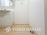 室内：洗濯機を配置しても十分なスペースを確保しております。
