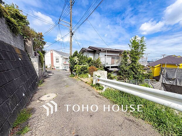 前面道路含む現地写真『快適』は「家」と「街」と「環境」が調和した時に訪れるだと改めて感じさせてくれます。
