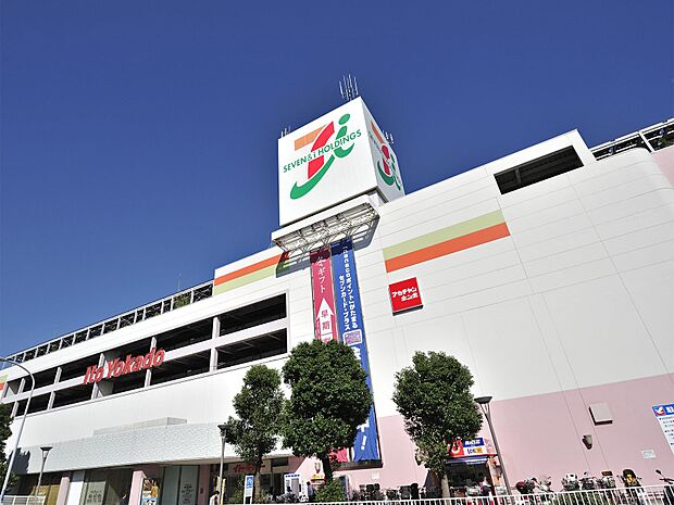 全国展開する大型スーパー。毎月8のつく日はハッピーデー。フードコートも広々として充実しています。