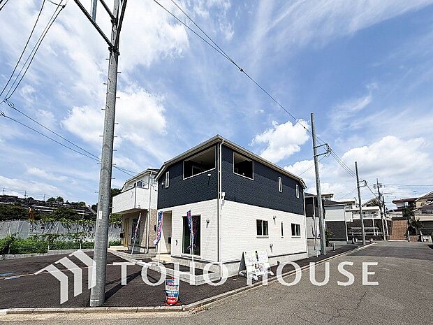 前面道路含む現地写真『快適』は「家」と「街」と「環境」が調和した時に訪れるだと改めて感じさせてくれます。