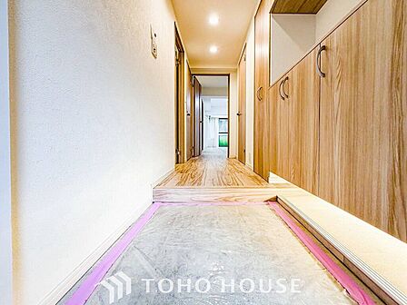 居住者の帰り、訪れる方を優しく迎えてくれる開放感のある玄関。