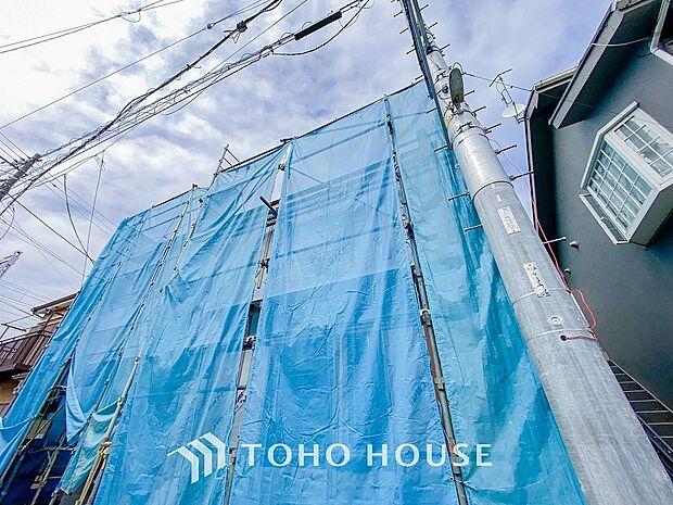 住む人を映し出す洗練された佇まいは、いつまでも輝き続けながらいつしか街の風景に溶け込んでいきます。