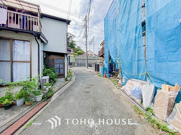 前面道路含む現地写真『快適』は「家」と「街」と「環境」が調和した時に訪れるだと改めて感じさせてくれます。