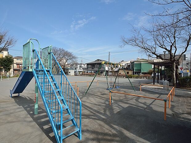 閑静な住宅街にある静かな公園。遊具や、広いスペースもあるのでおもいっきり走れます。