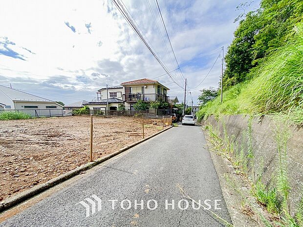 前面道路含む現地写真『快適』は「家」と「街」と「環境」が調和した時に訪れるだと改めて感じさせてくれます。
