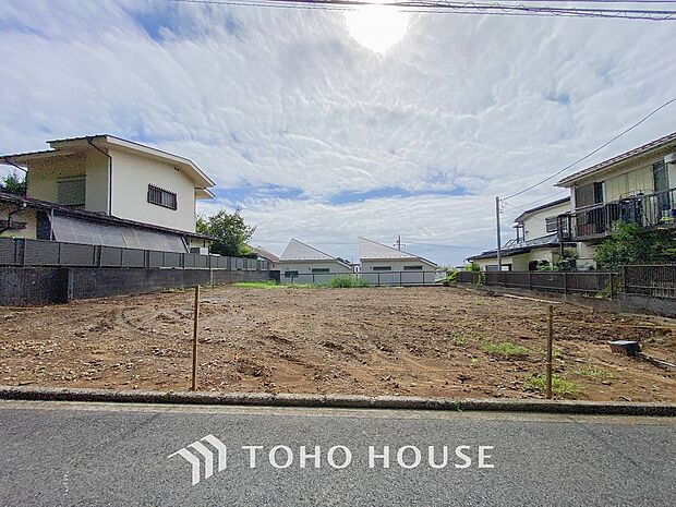 閑静な住宅街の陽当りに恵まれた土地。たくさんの想いが美しいカタチに彩られます。