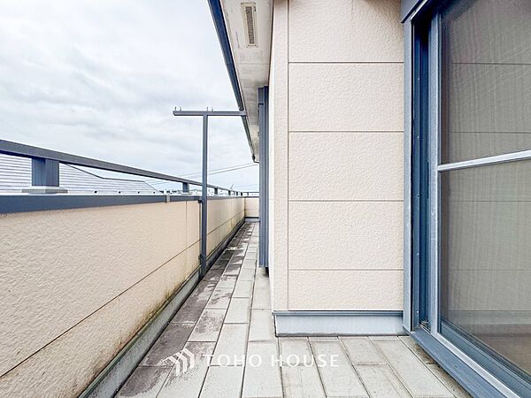暮らしの中で光と風を演出してくれるバルコニー。