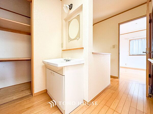 上質感漂う廊下。居住者の帰り、訪れる方を優しく迎え安らぎに満ちた生活空間を予感させます。
