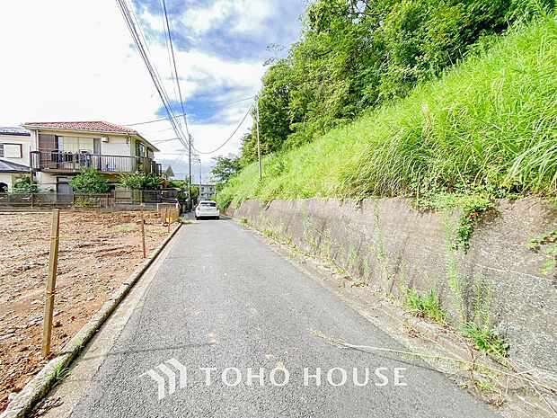 前面道路含む現地写真『快適』は「家」と「街」と「環境」が調和した時に訪れるだと改めて感じさせてくれます。