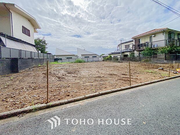 閑静な住宅街の陽当りに恵まれた土地。たくさんの想いが美しいカタチに彩られます。