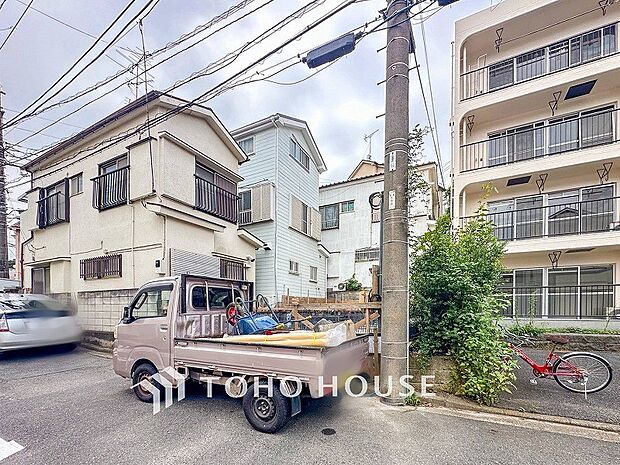 前面道路含む現地写真『快適』は「家」と「街」と「環境」が調和した時に訪れるだと改めて感じさせてくれます。