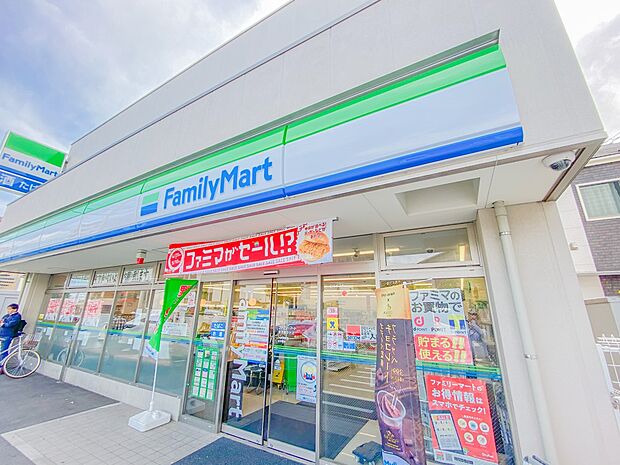 24時間営業。お弁当やお惣菜、パンなどをはじめ、生活用品、お酒、たばこなども取り揃えています。